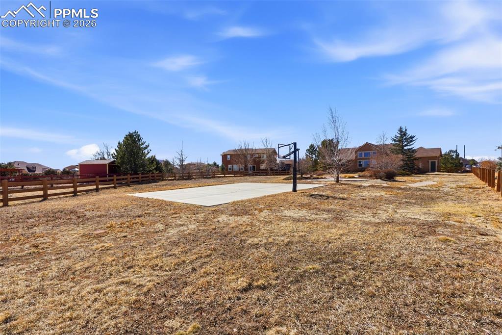 Image 43 of 48: Yard