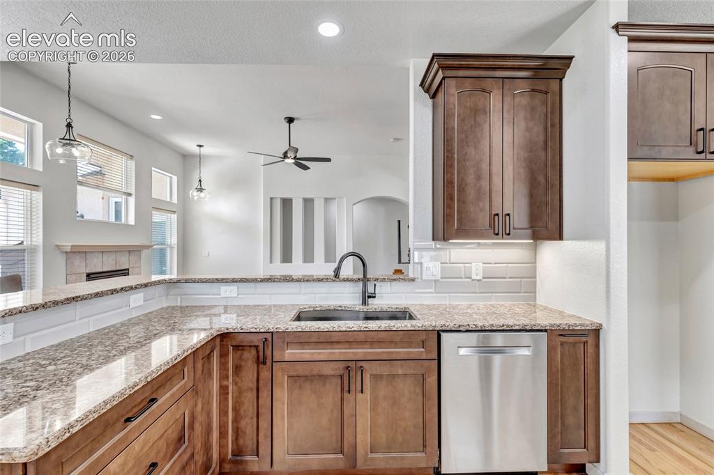 Image 15 of 50: Kitchen