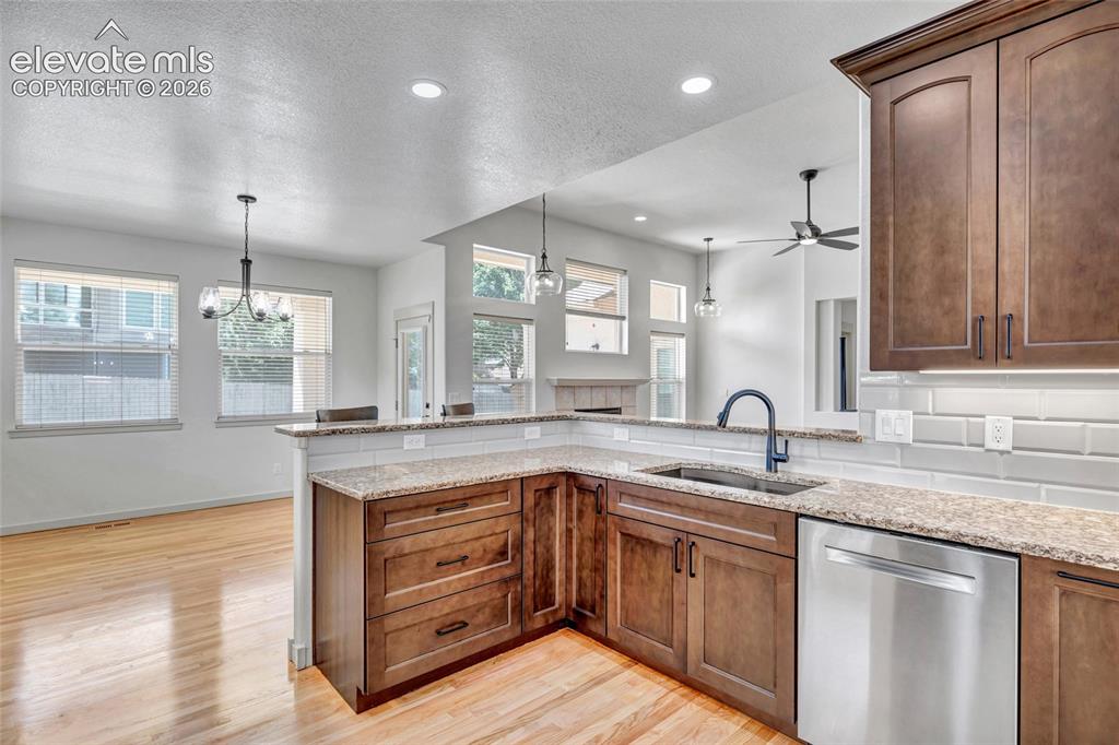Image 16 of 50: Kitchen