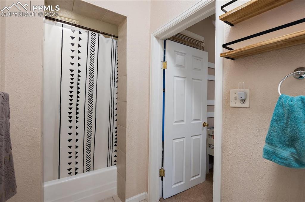 Image 17 of 40: Bathroom