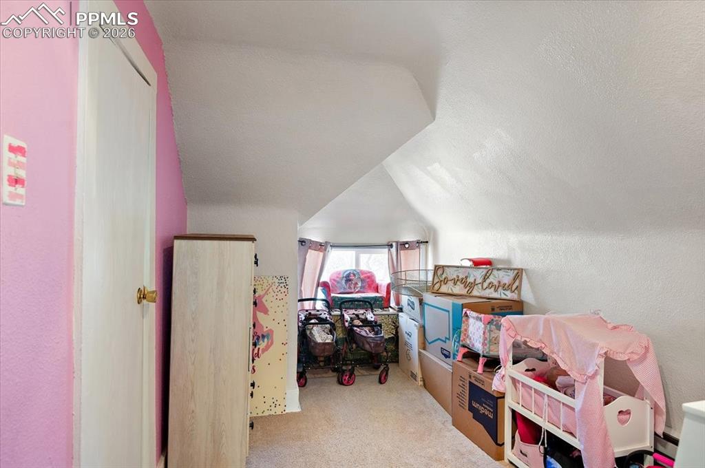 Image 19 of 40: Upstairs Bedroom