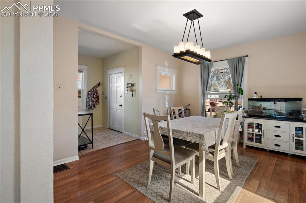 Image 8 of 40: Dining Area