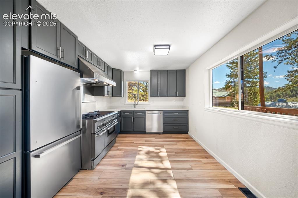 Image 10 of 45: Kitchen