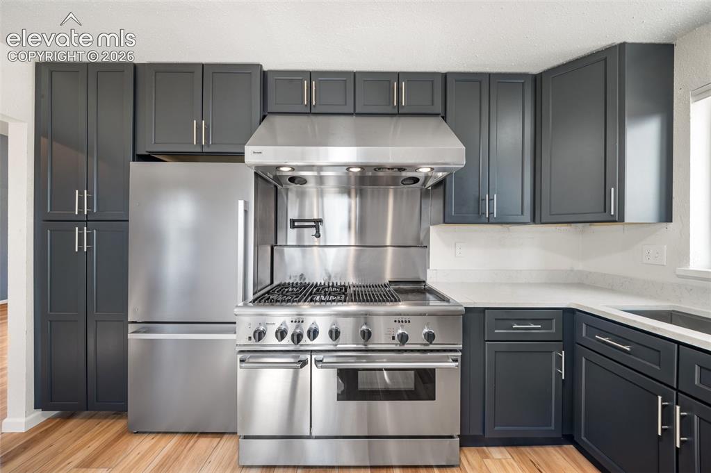 Image 13 of 45: Kitchen