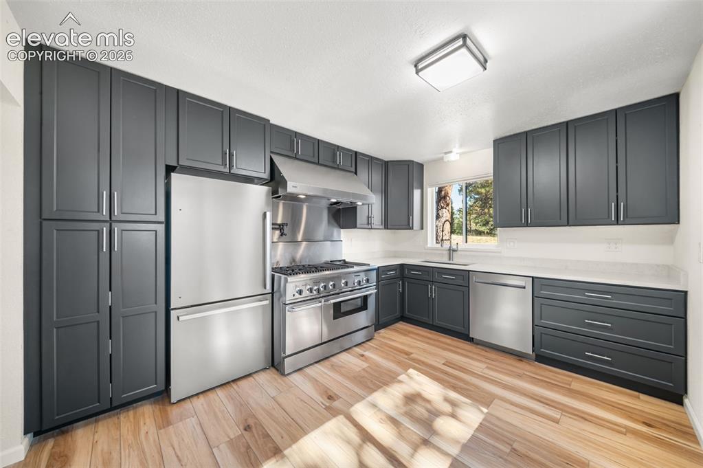 Image 9 of 45: Kitchen