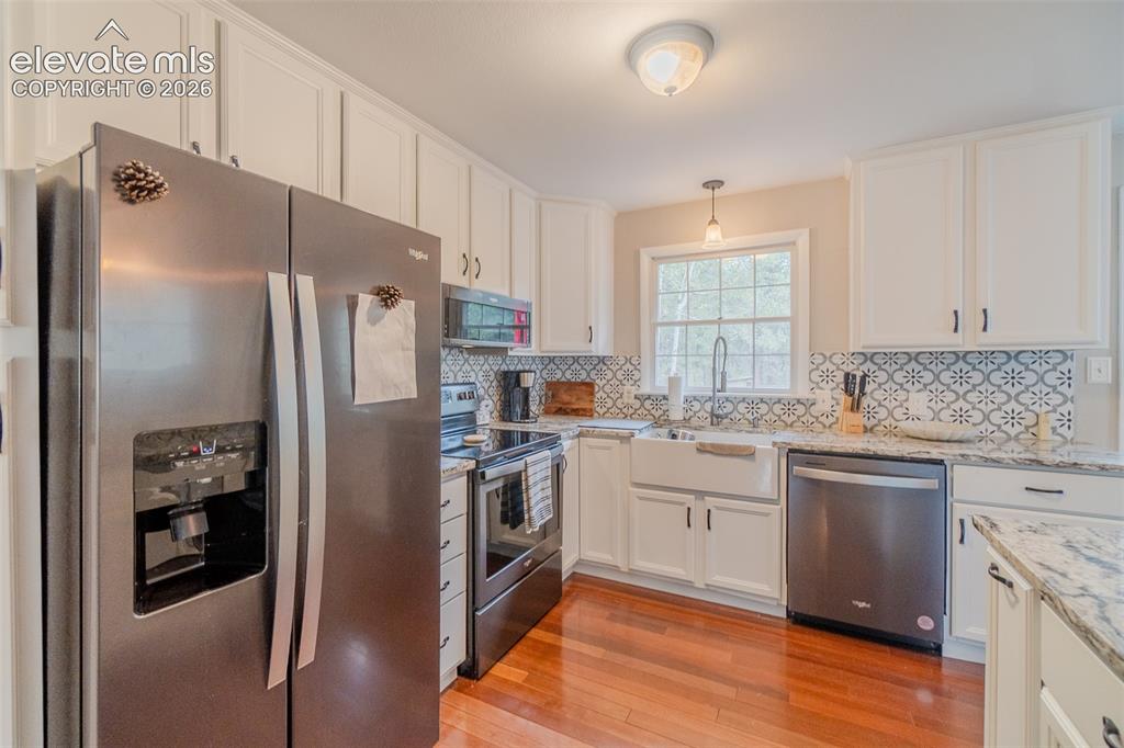 Image 10 of 49: Kitchen