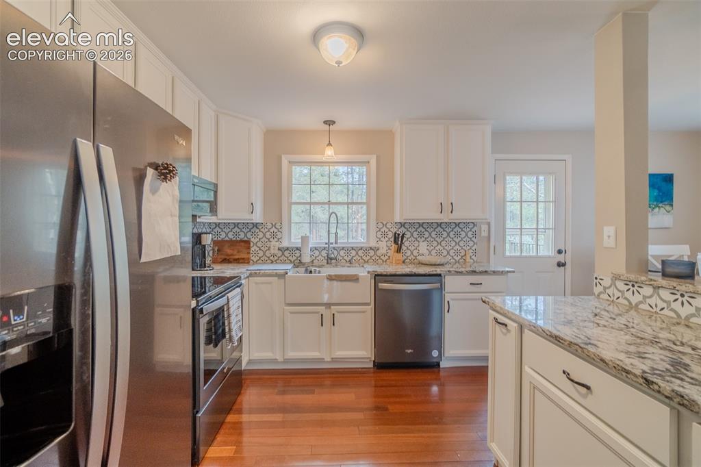 Image 11 of 49: Kitchen