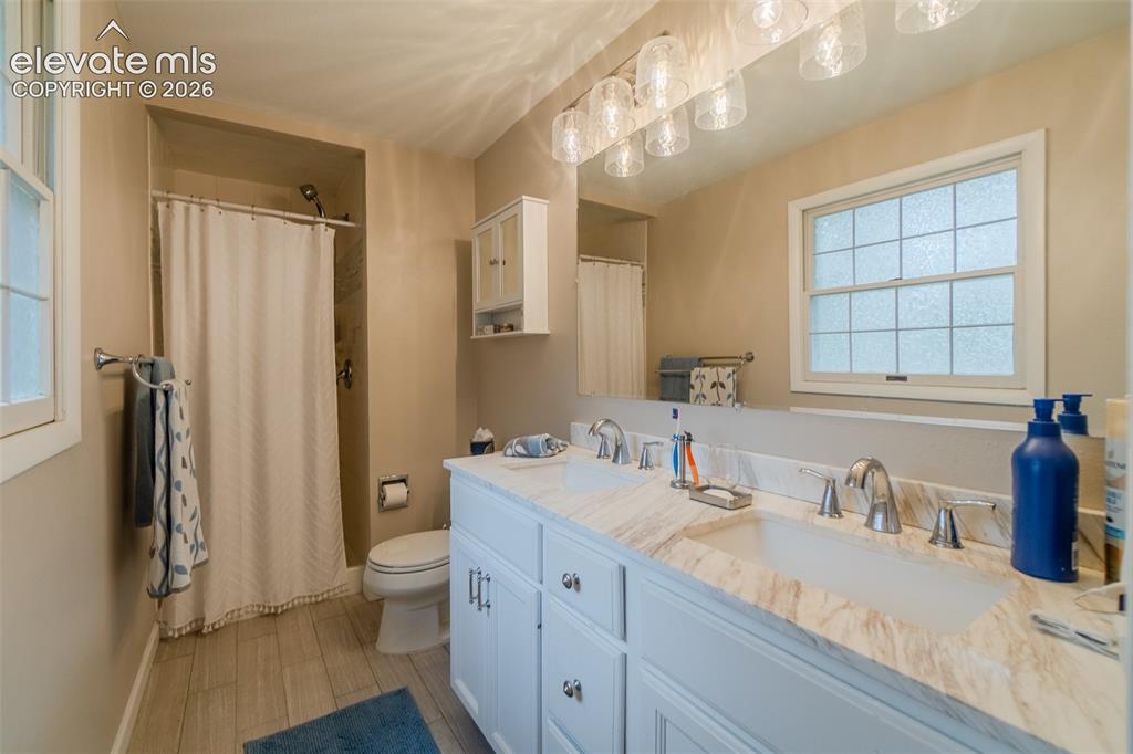 Image 19 of 49: Bathroom