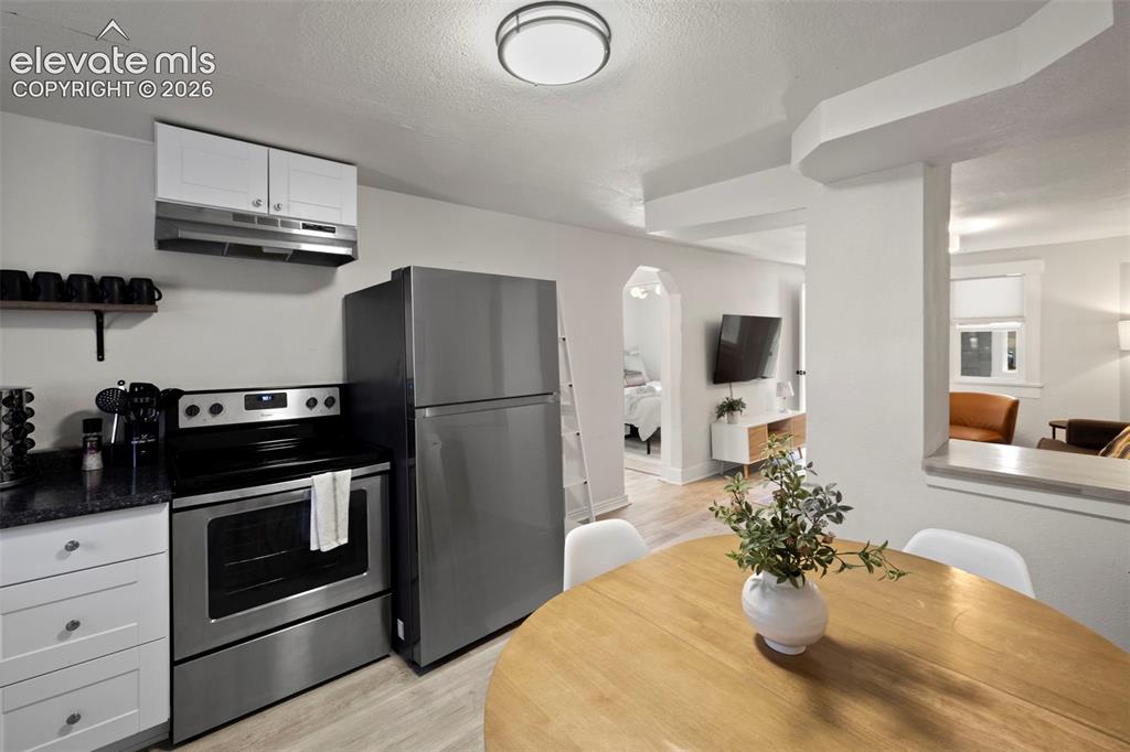 Image 14 of 45: Kitchen