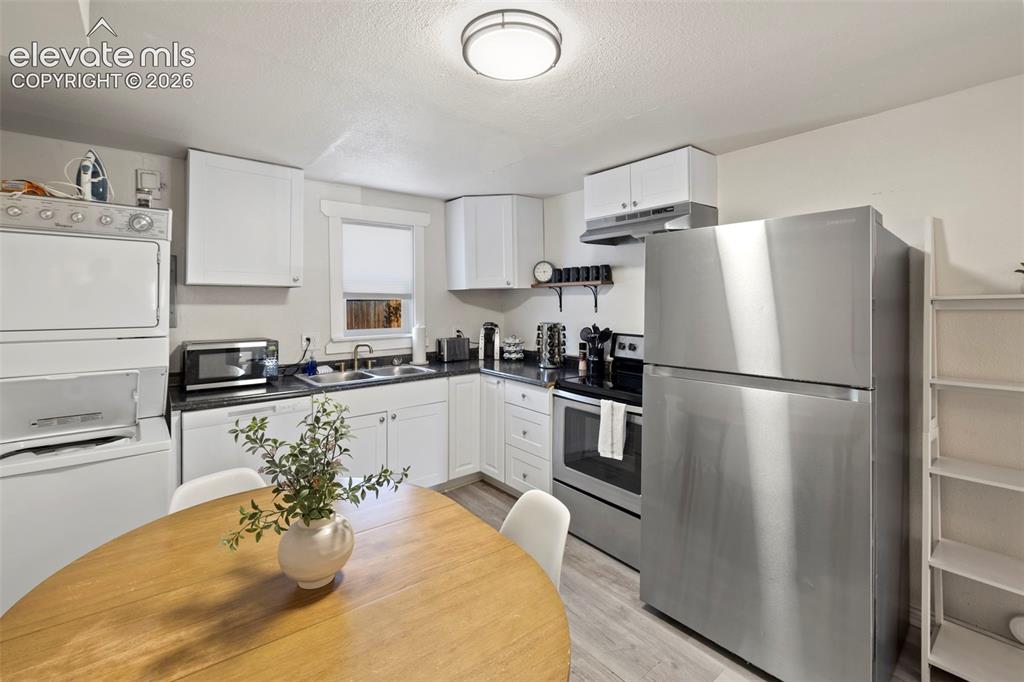 Image 19 of 45: Kitchen