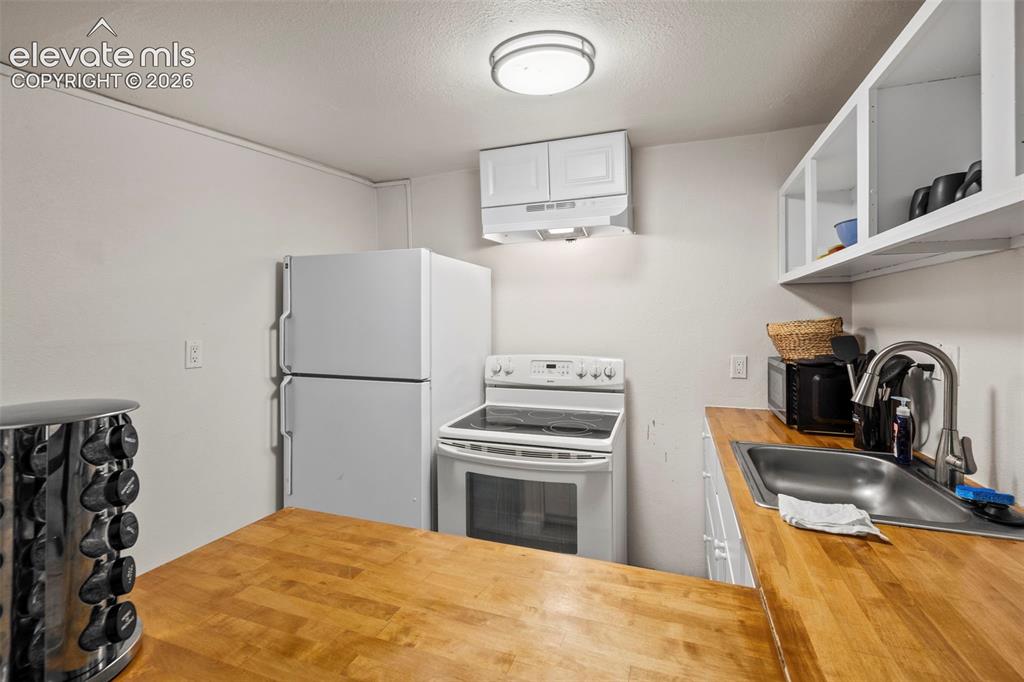 Image 21 of 45: Kitchen