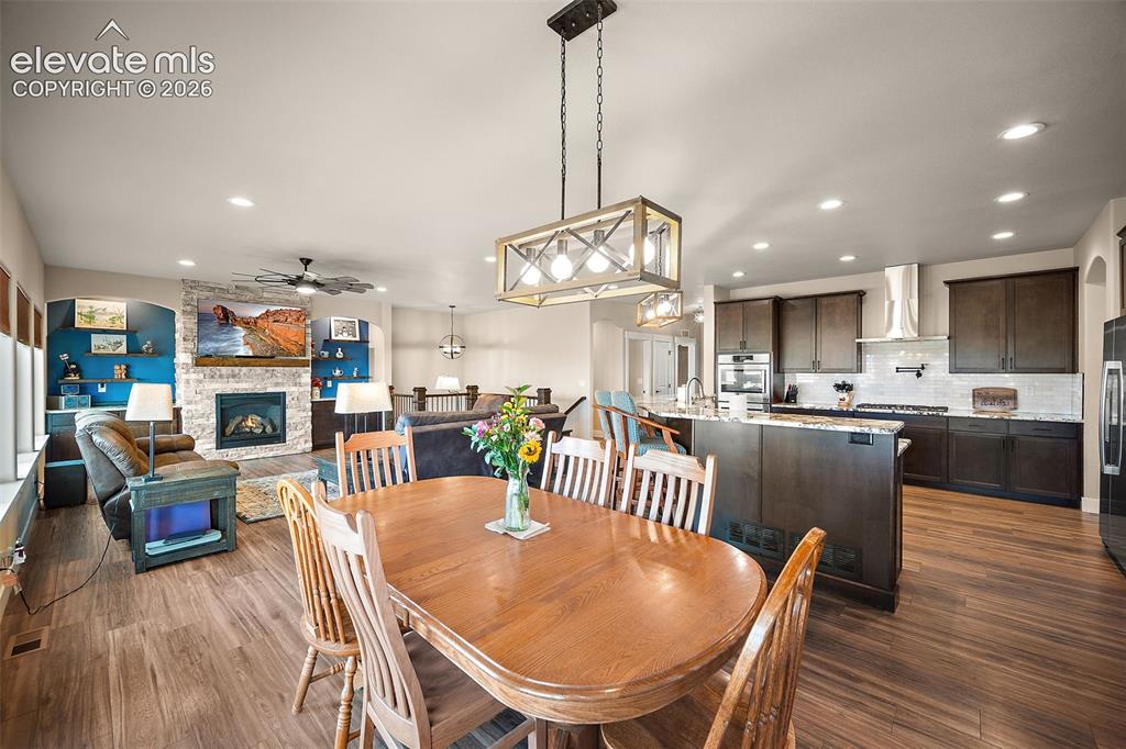 Image 10 of 50: Dining Area