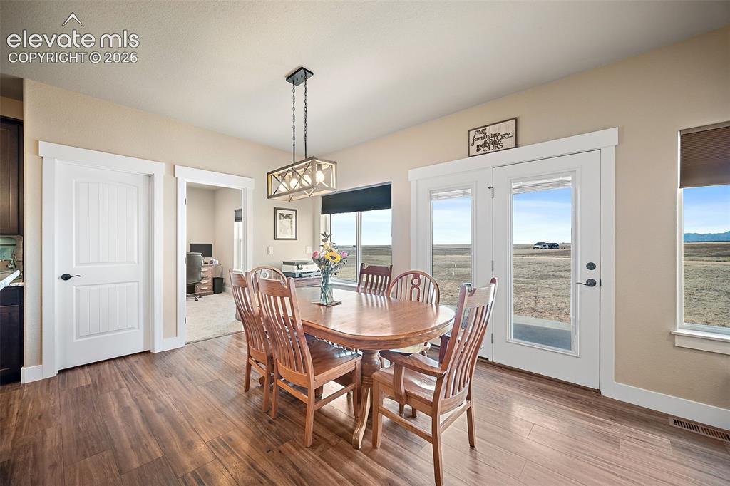Image 8 of 50: Dining Area