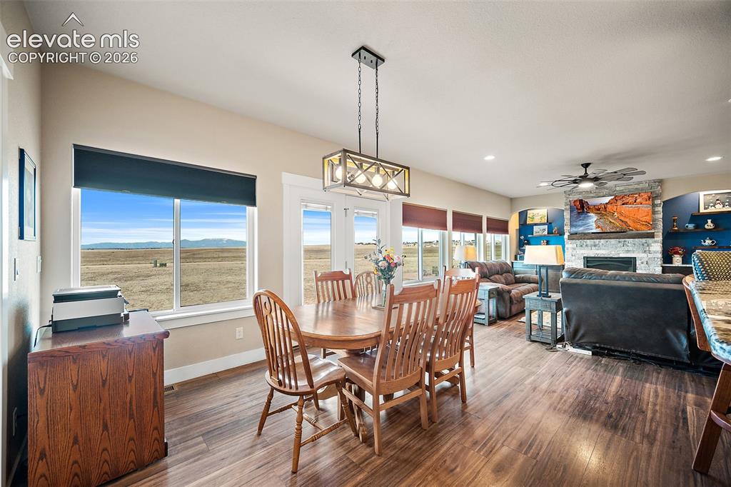 Image 9 of 50: Dining Area