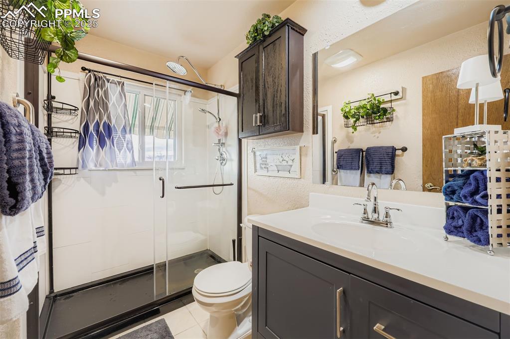 Image 12 of 28: Bathroom