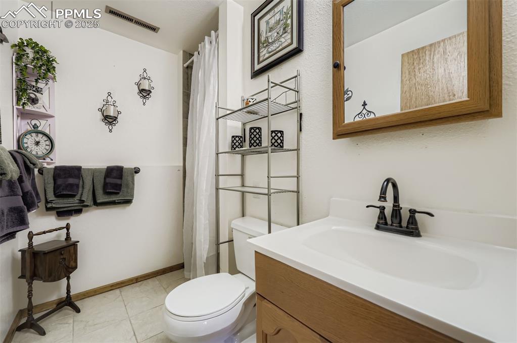 Image 20 of 28: Bathroom