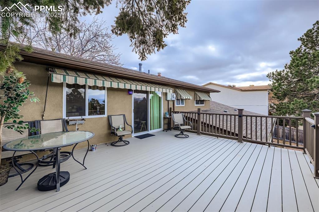 Image 24 of 28: Deck