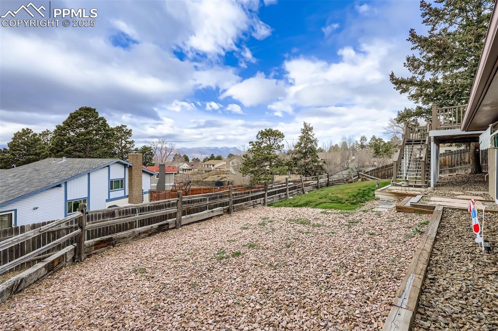 Image 25 of 28: Yard