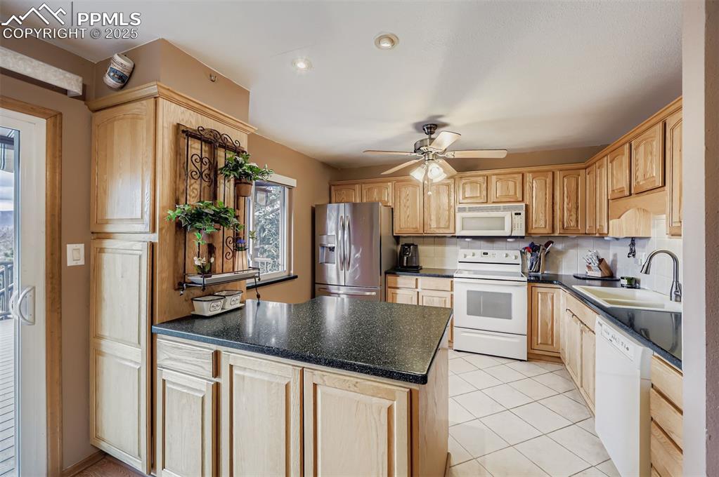 Image 5 of 28: Kitchen