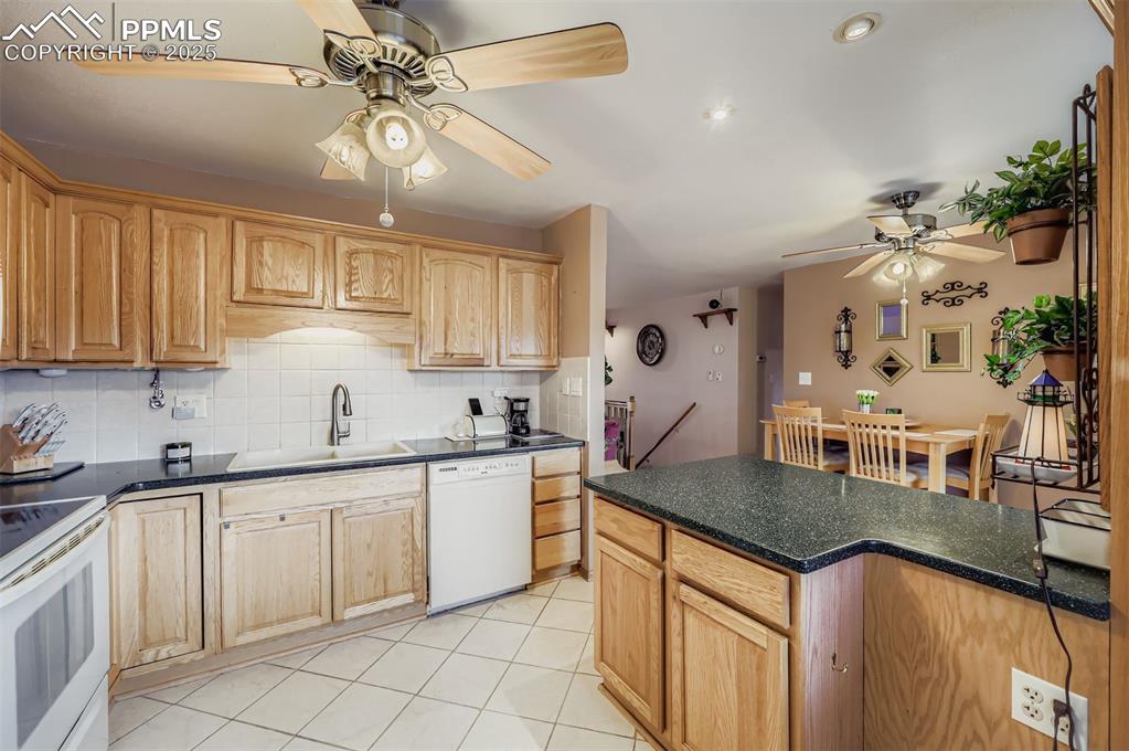 Image 7 of 28: Kitchen