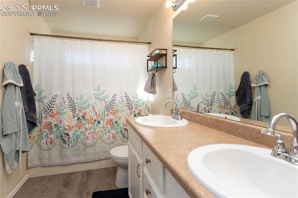 Image 19 of 37: Bathroom