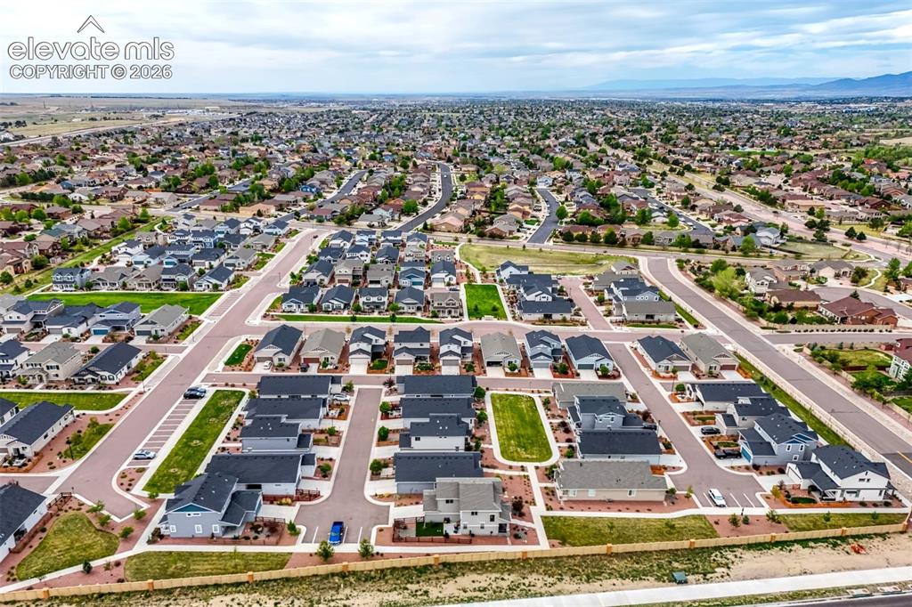 Image 43 of 44: Beautiful, well-kept community within walking distance to shops & restauran