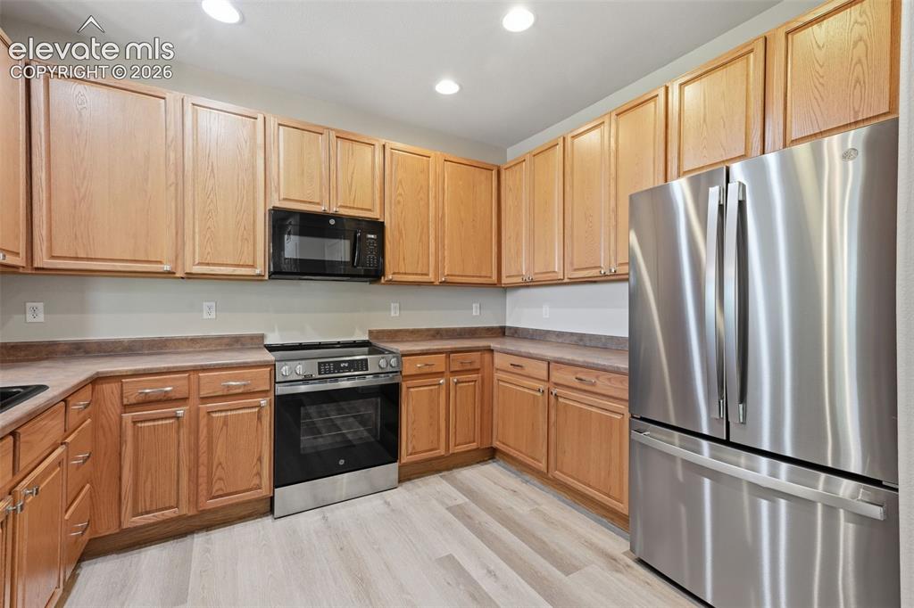 Image 17 of 38: Kitchen