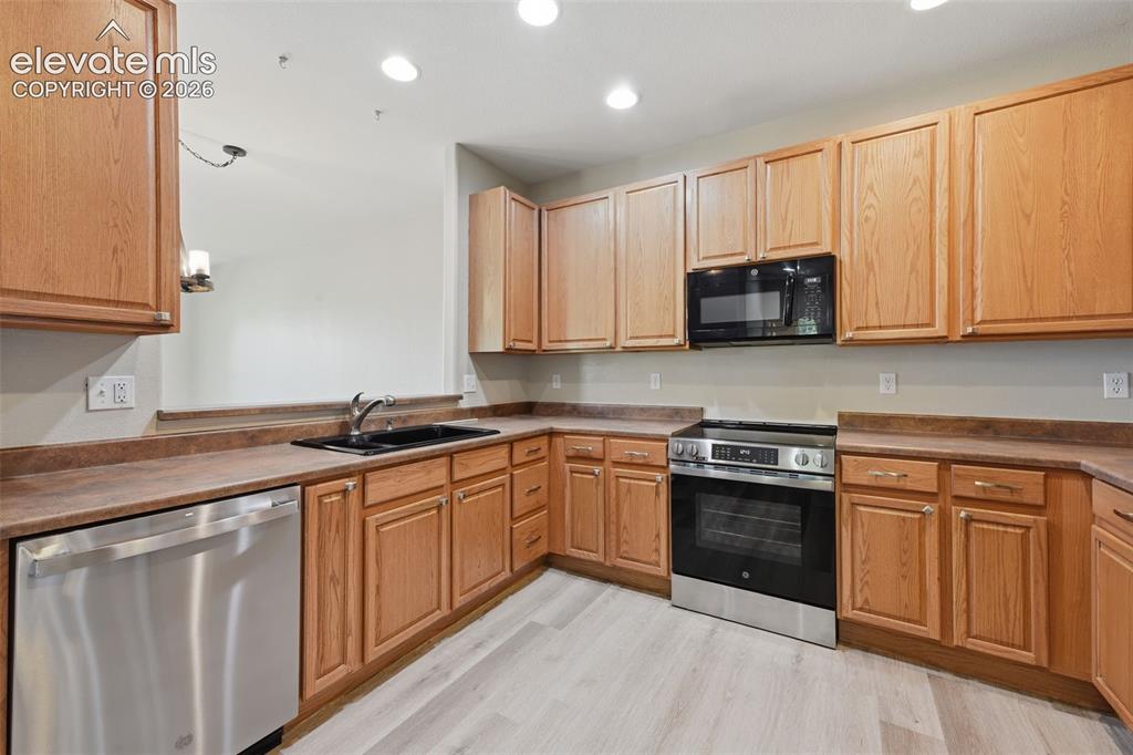 Image 18 of 38: Kitchen