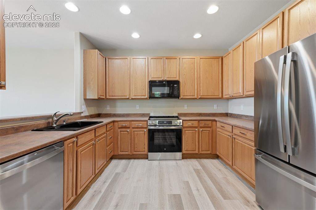 Image 19 of 38: Kitchen