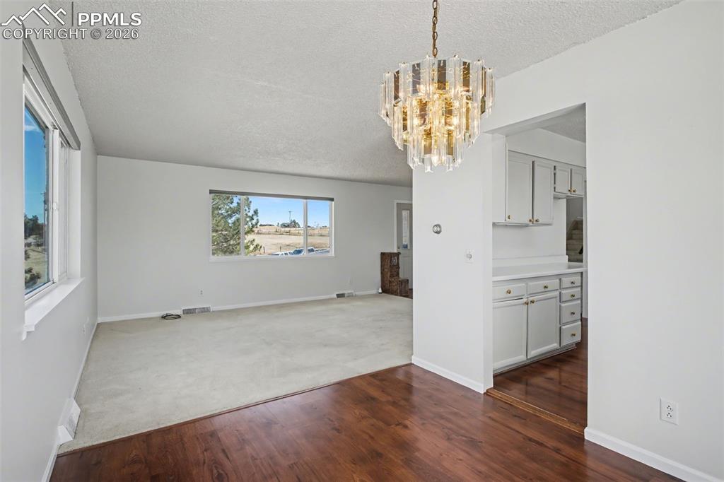 Image 14 of 33: Dining Area