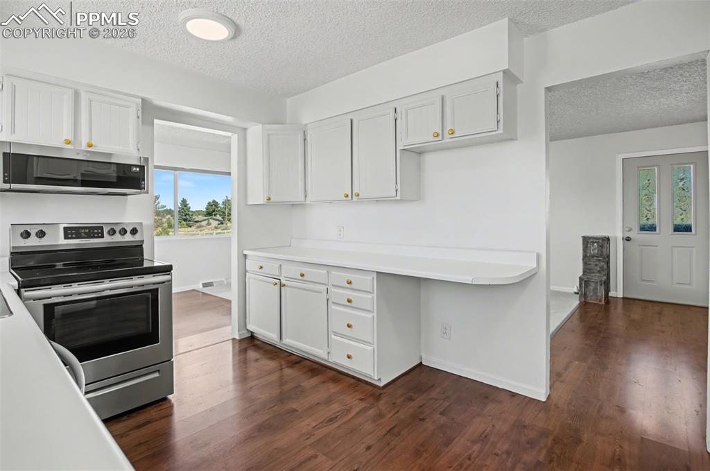 Image 15 of 33: Kitchen