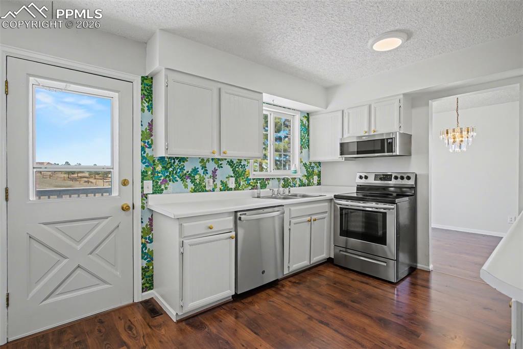 Image 16 of 33: Kitchen