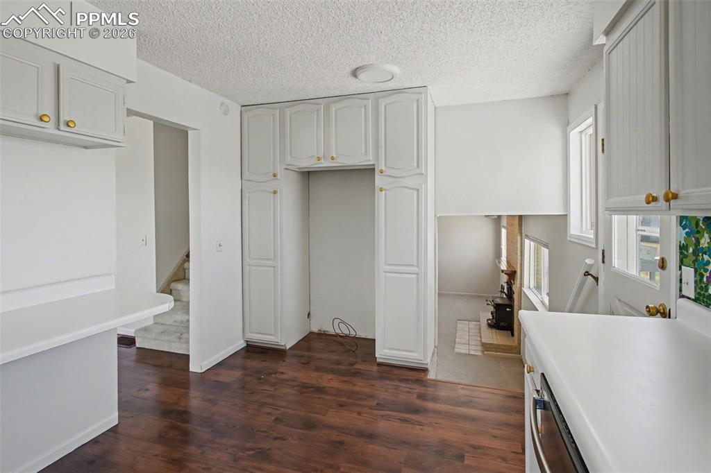 Image 17 of 33: Kitchen