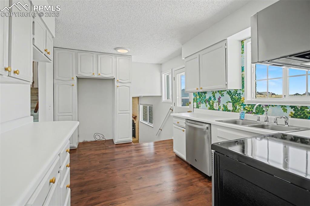 Image 18 of 33: Kitchen