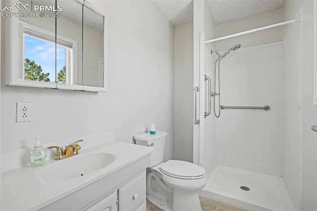 Image 26 of 33: Bathroom