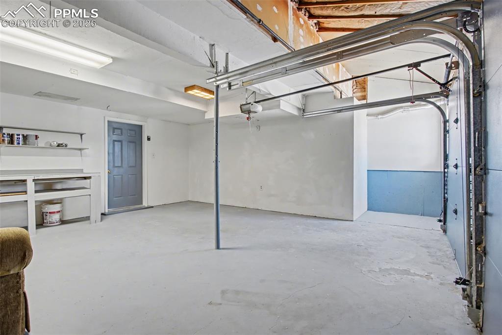 Image 29 of 33: Garage