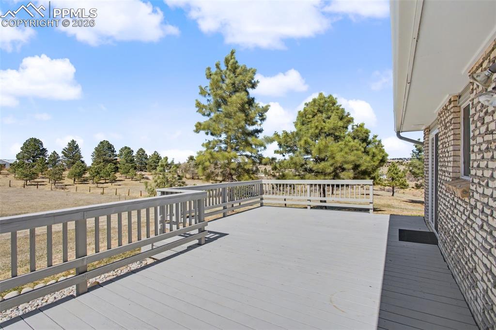 Image 31 of 33: Deck