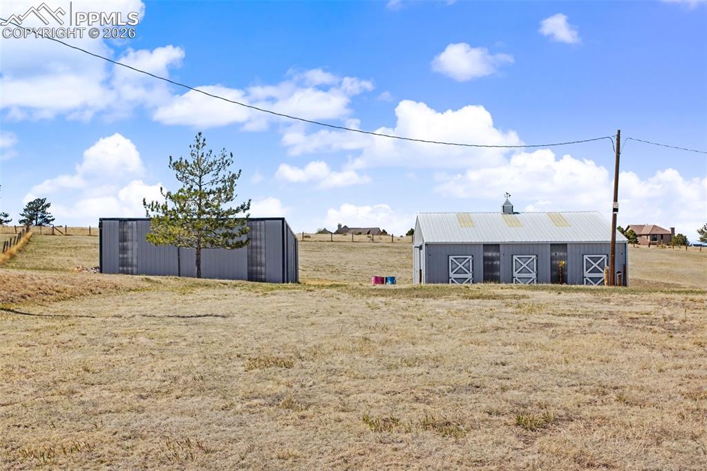 Image 33 of 33: Yard