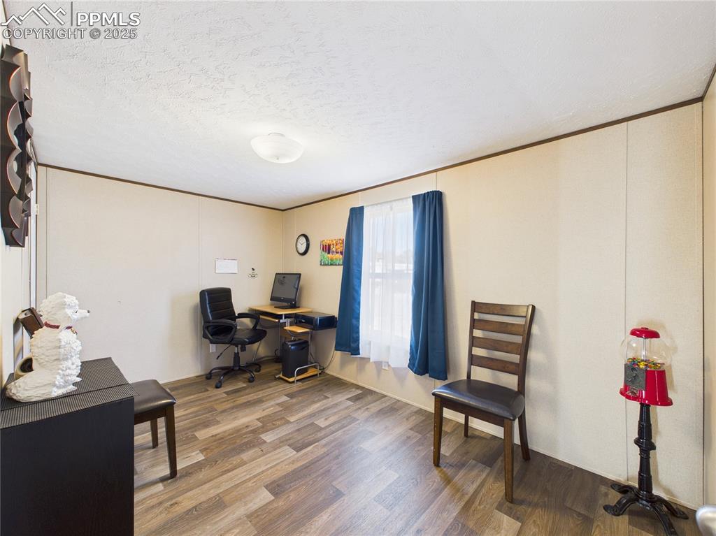 Image 17 of 33: Office