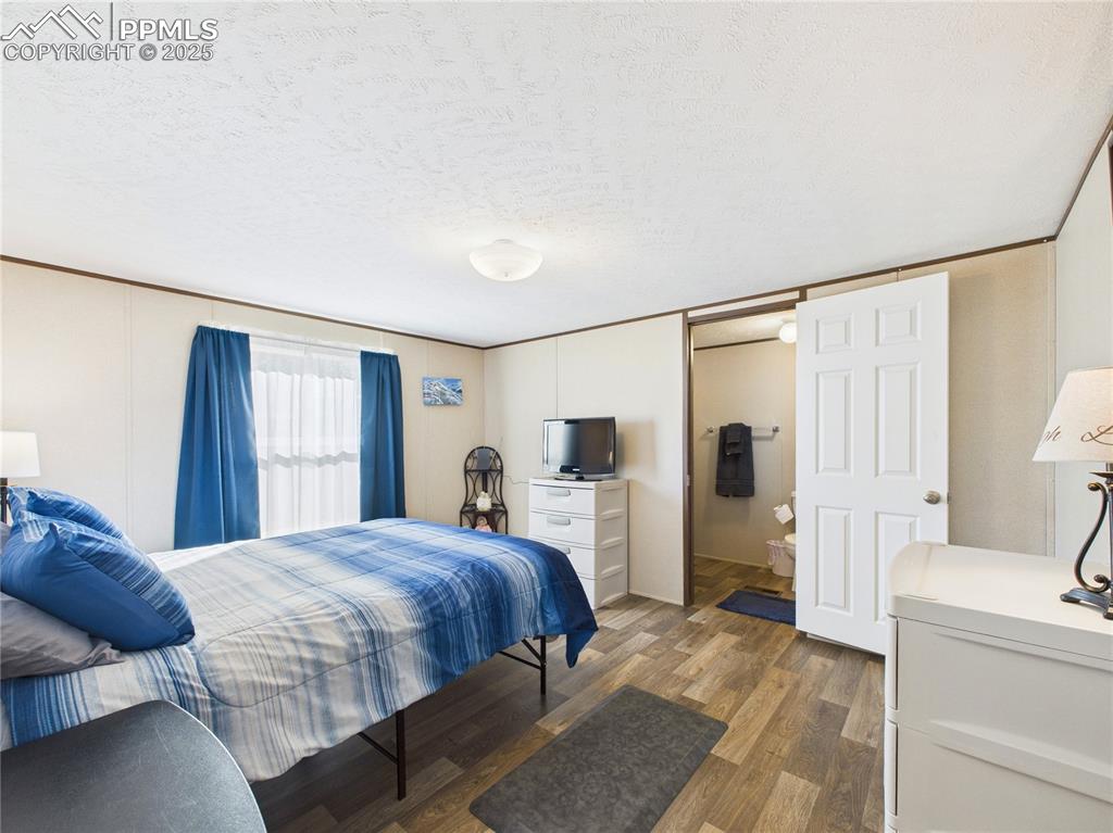 Image 20 of 33: Bedroom