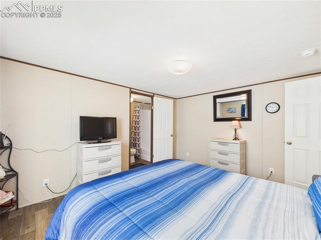 Image 22 of 33: Bedroom