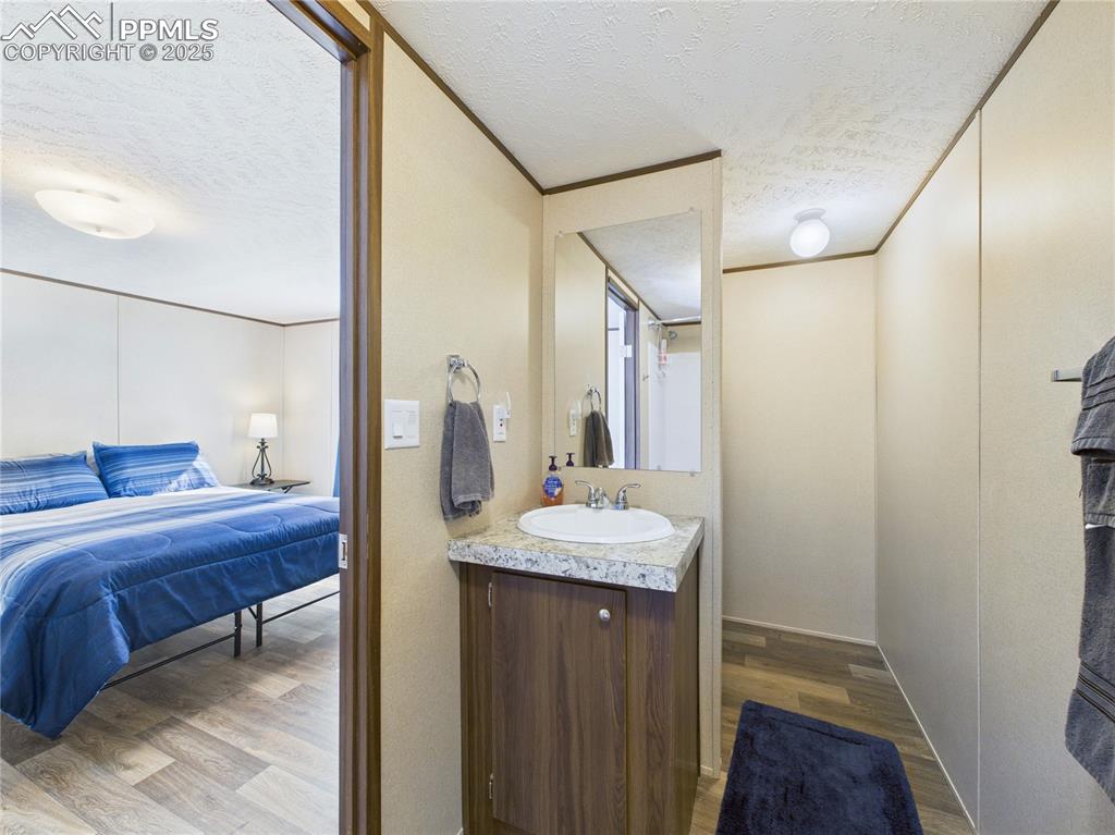 Image 24 of 33: Bathroom