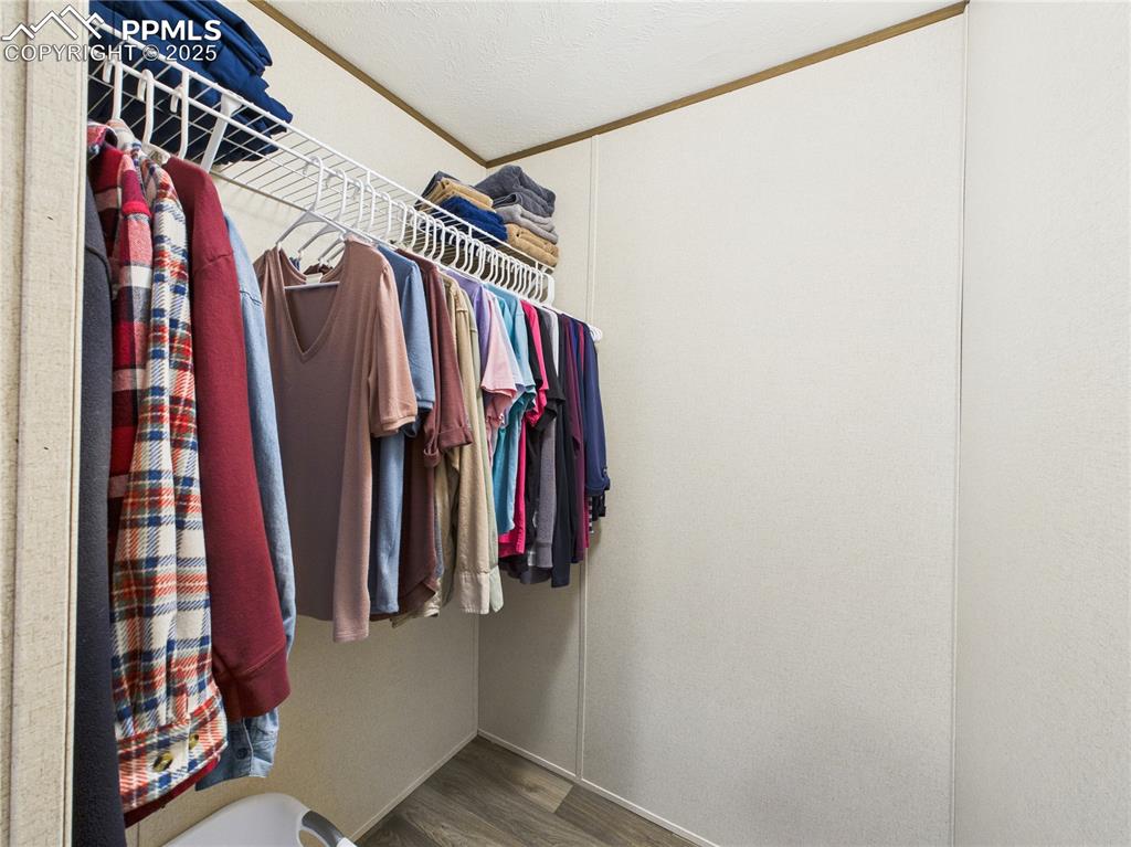 Image 25 of 33: Closet