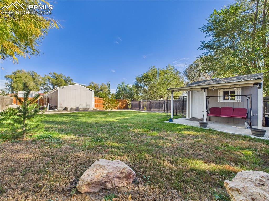 Image 29 of 33: Yard