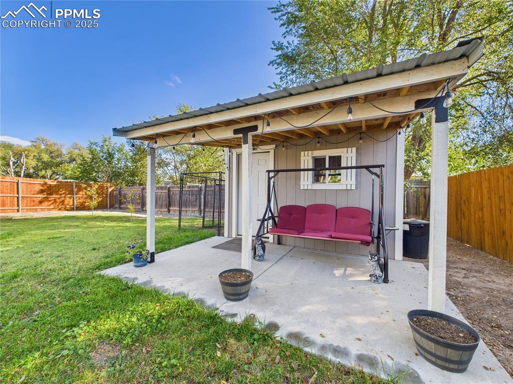 Image 31 of 33: Patio