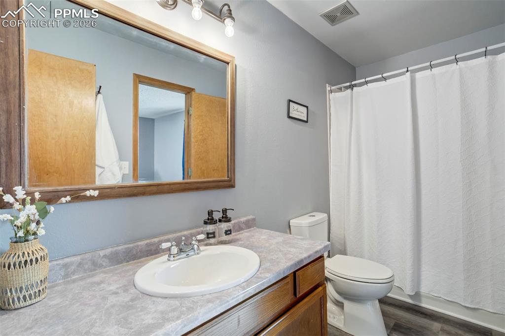 Image 15 of 34: Bathroom