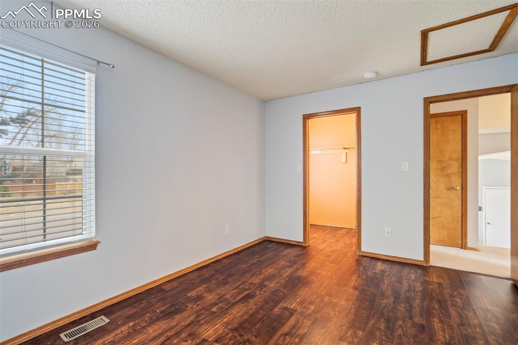 Image 17 of 34: Bedroom