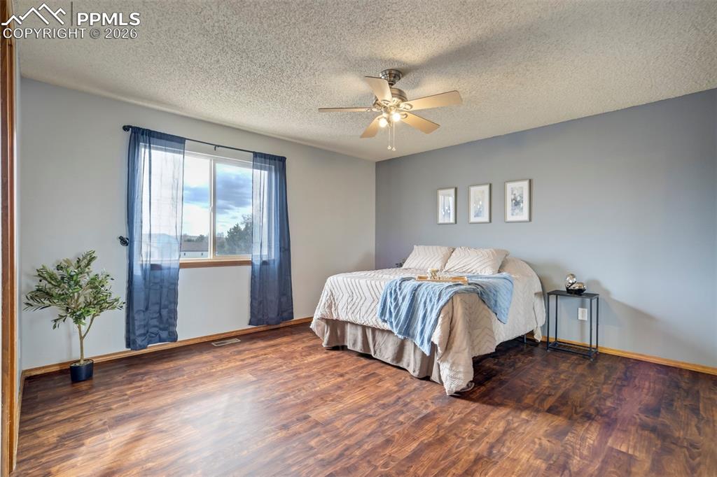 Image 26 of 34: Bedroom