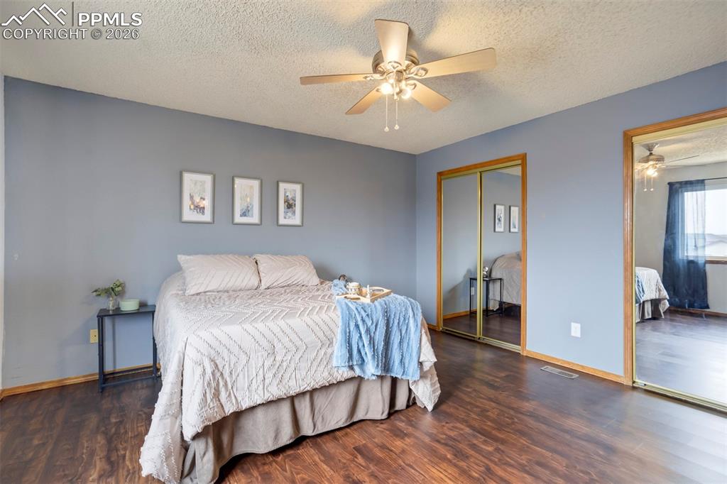 Image 27 of 34: Bedroom