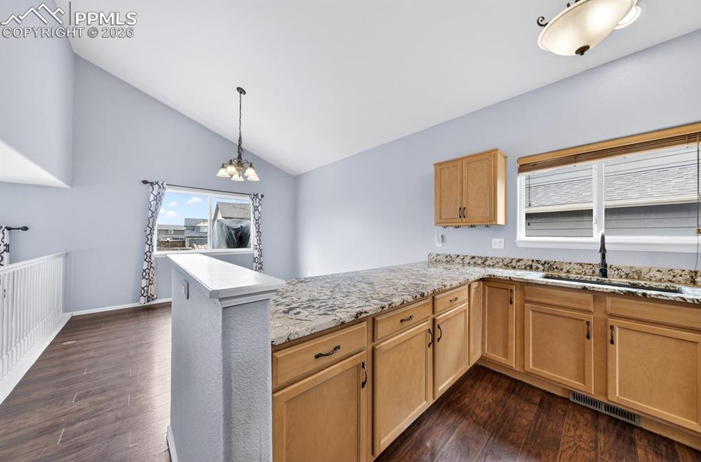 Image 10 of 50: Kitchen